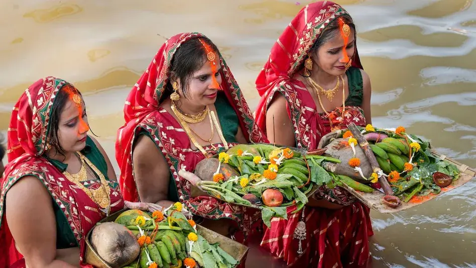 छठ पूजा के अवसर पर गोरखपुर में गूंजे छठ गीत: एक अनोखी सांस्कृतिक विरासत (2024)